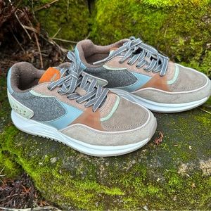 Hoff Sneaker: size 6.5